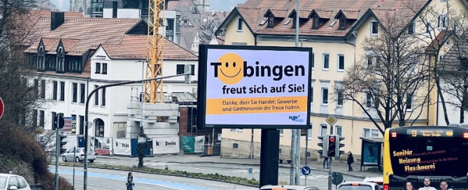 Ströer Infotafel an der Schnarrenbergstraße zeigt das "Tübingen freut sich"-Motiv
